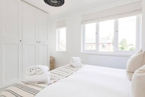 1 dormitorio blanco con toallas blancas en la cama en Stylish 2 Bed City Stay, en Chichester