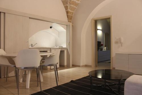 a kitchen and living room with a table and chairs at Corte Taddeo B&B in Galatina