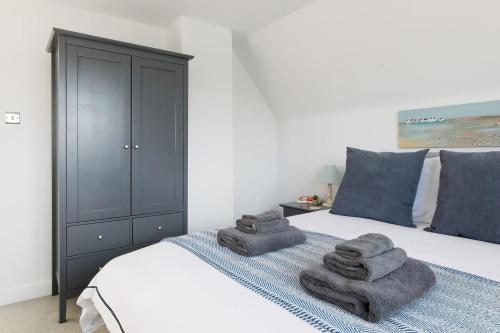 Ένα ή περισσότερα κρεβάτια σε δωμάτιο στο Coastal Retreat for 6 Close to Beaches