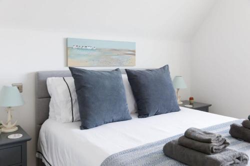 Ένα ή περισσότερα κρεβάτια σε δωμάτιο στο Coastal Retreat for 6 Close to Beaches