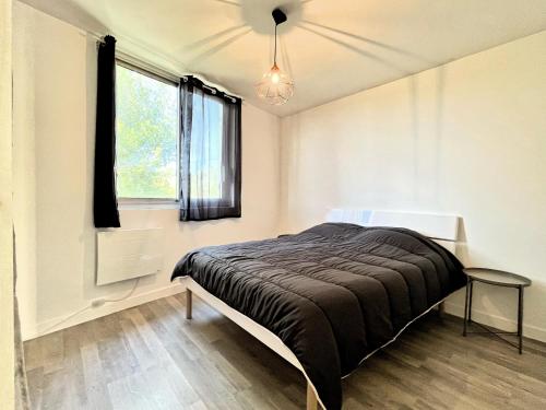 - une chambre avec un lit et une fenêtre dans l'établissement Lou Castèu, à Cassis