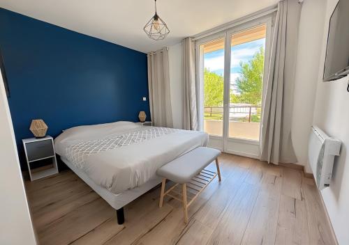 ペリグーにあるLa Kanal de Périgueux - Centre historiqueの青い壁のベッドルーム1室(ベッド1台付)