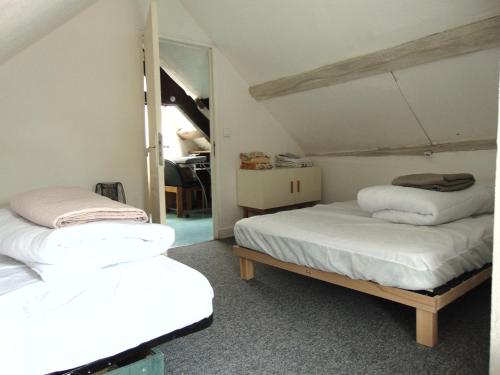 מיטה או מיטות בחדר ב-Simple cottage bucolique au calme