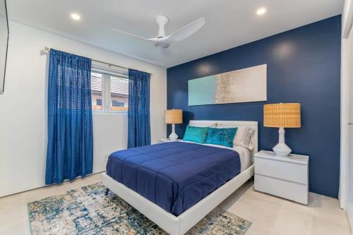 um quarto azul com uma cama e paredes azuis em Modern Oasis With Heated Pool Quick Drive To Beach em Fort Lauderdale