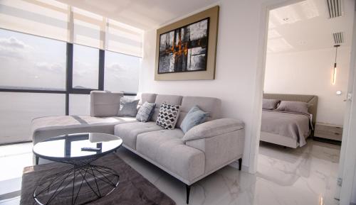 sala de estar con sofá y mesa en Suite 1202 Bellini, Puerto Santa Ana, Guayaquil, en Guayaquil