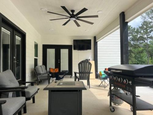 een woonkamer met een plafondventilator en een pooltafel bij Waterfront house on Sam Rayburn - Sleeps 23! in Brookeland