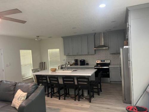 een keuken met een tafel en stoelen in een keuken bij Waterfront house on Sam Rayburn - Sleeps 23! in Brookeland