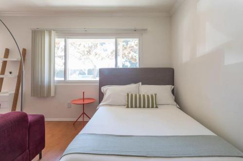 Ένα ή περισσότερα κρεβάτια σε δωμάτιο στο Fabulous Chic Studio right by LAX w Desk and Wifi