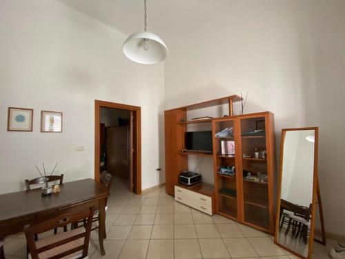 a room with a desk and a table and a mirror at La casa di Neve in Santa Maria al Bagno