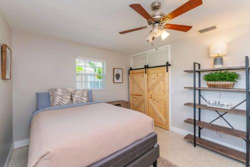 - une chambre avec un lit et un ventilateur de plafond dans l'établissement Tropical Oasis W Hot Tub Near Beach, à Deerfield Beach