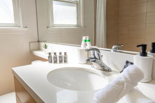 a bathroom with a white sink and a mirror at HUGE 2BR FAST WIFI Washer Dryer inside Unit 4 Guests in Los Angeles