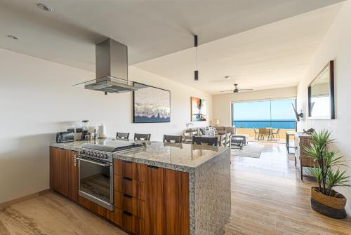 聖何塞德爾卡沃的住宿－Marella Cabo，厨房和客厅,享有海景