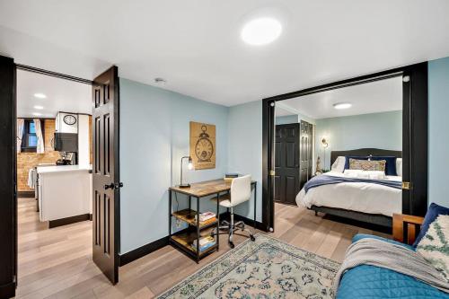 een slaapkamer met een bed en een bureau bij Charming & Updated Garden Level in Heart of Denver in Denver