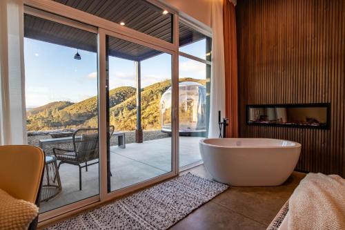bagno con vasca e ampia finestra di Horizon by Yosemite a Midpines