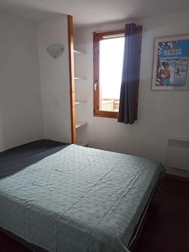 une chambre avec un lit dans une pièce avec une fenêtre dans l'établissement Le 340 C super besse 2 nuits minimum, à Besse-et-Saint-Anastaise