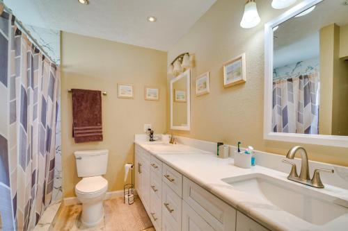 Ένα μπάνιο στο Sunny Ocala Oasis with Grill Near National Forest!