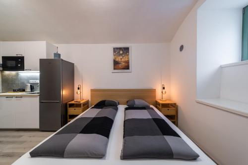 uma cama grande num quarto com um frigorífico em Apartments Borivojova 63 em Praga