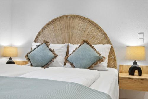 ein Schlafzimmer mit einem großen Bett mit zwei Lampen in der Unterkunft Casa Oasis I: Modern, Nespresso & Thermennähe in Bad Füssing
