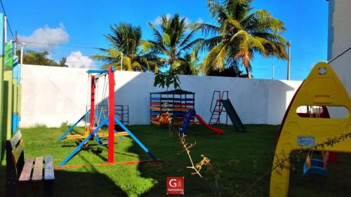 une cour avec une aire de jeux et une balançoire dans l'établissement CASA próximo PRAIA para temporada, à Aracaju