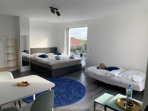 Habitación con 2 camas y alfombra azul en Weißes Haus en Gerasdorf bei Wien