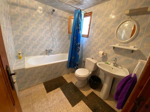 a bathroom with a toilet and a sink and a tub at Dar Alaa in Tozeur