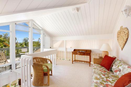 ein Wohnzimmer mit Sofa und Tisch in der Unterkunft Manualoha 101 in Kipu