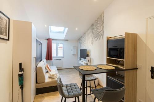 - un petit salon avec une table et des chaises dans l'établissement Charmant T1 Mezzanine Neuf Clim N•5 - Centre ville, à Montpellier