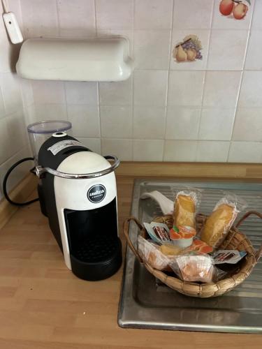 a food processor sitting next to a basket of bread at La maison di Anna in Terlizzi