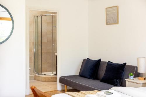 a living room with a couch and a shower at Charming 2BR Flat, Holloway Road in London