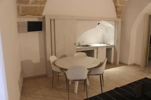 a kitchen and dining room with a table and chairs at Corte Taddeo B&B in Galatina