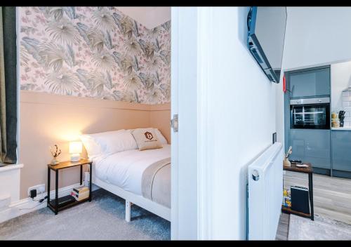 sypialnia z łóżkiem i malowidłem ściennym w obiekcie Modern, Comfy 1BDR, Bay Windows & Free Parking w Manchesterze