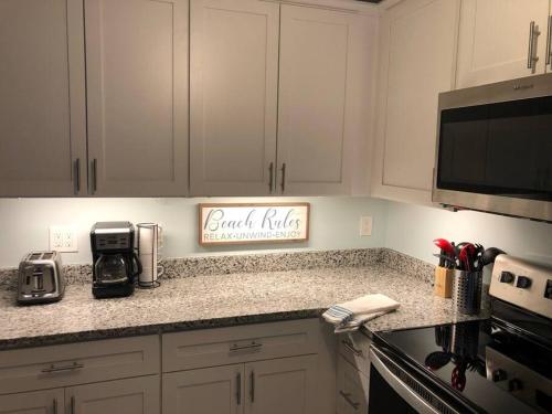 Η κουζίνα ή μικρή κουζίνα στο Gorgeous 2 BR/2 BR Newly Renovated BeachFront Condo