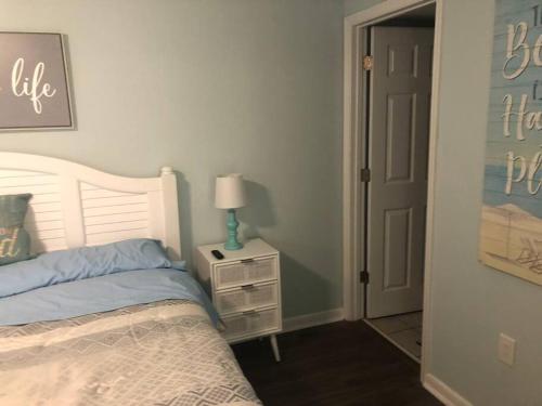 Ένα ή περισσότερα κρεβάτια σε δωμάτιο στο Gorgeous 2 BR/2 BR Newly Renovated BeachFront Condo