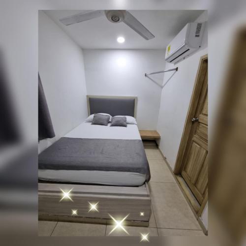 ein kleines Schlafzimmer mit einem Bett in einem Zimmer in der Unterkunft Hotel Miami center in Montería
