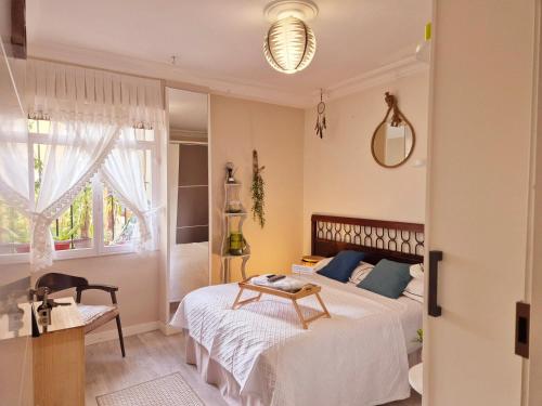 1 dormitorio con cama, mesa y ventana en Begutxi LVI00061, en Vitoria-Gasteiz