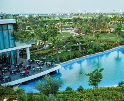 ‘Ūd al Bayḑāʼ的住宿－Apartmán Fiora, 2kk,Dubaj，享有度假村的空中景致,设有大型游泳池