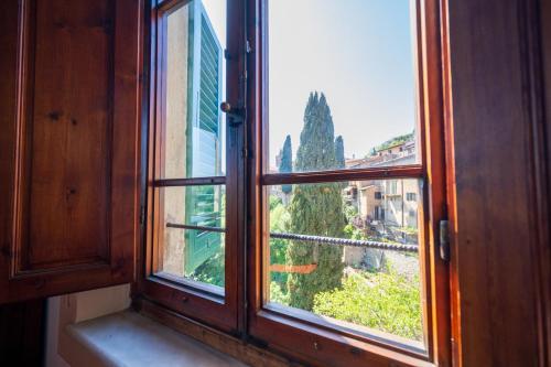 an open window with a view of a tree at Antica Dimora Leones in Palaia