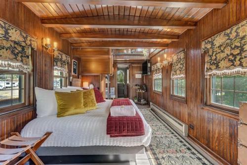コロラドスプリングスにある1920s Red Rock Caboose Bike Hike Exploreのベッドとベンチのある寝室