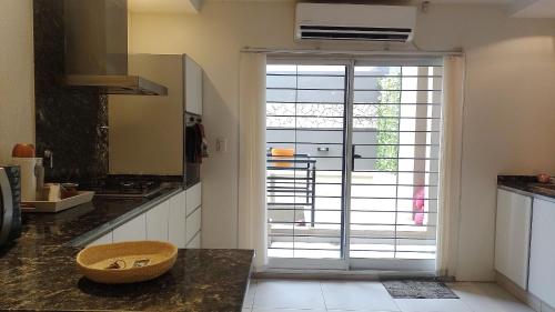 una cucina con una grande porta a vetri che conduce alla cucina di Experimenta la automatizacion: Departamento inteligente a Santiago del Estero