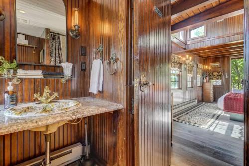 コロラドスプリングスにある1920s Red Rock Caboose Bike Hike Exploreの洗面台付きのバスルーム、木製の壁