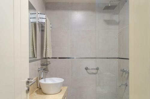 ein Badezimmer mit Waschbecken und Dusche in der Unterkunft Departamento equipado para 2 personas in Santiago del Estero