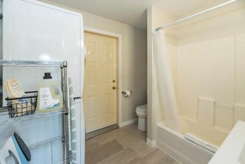 ein Bad mit einer Badewanne, einem WC und einer Dusche in der Unterkunft NN - The Summit - Copper Ridge 1-bed 1-bath in Whitehorse