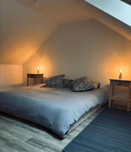 une chambre avec un grand lit avec deux tables de nuit dans l'établissement Maison Le Touquet, à Le Touquet-Paris-Plage