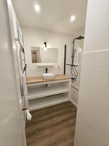 une salle de bain avec un lavabo et un miroir dans l'établissement Maison Le Touquet, à Le Touquet-Paris-Plage