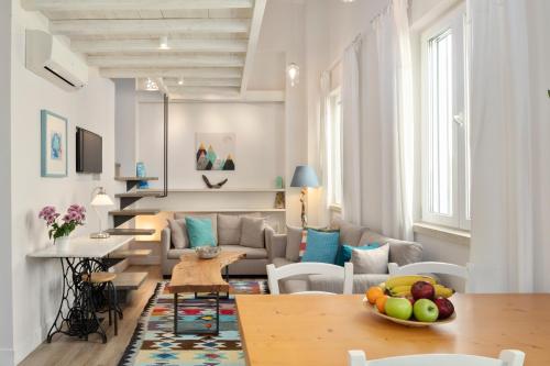 uma sala de estar com um sofá e uma mesa em CasaNova Studios em Corfu Town