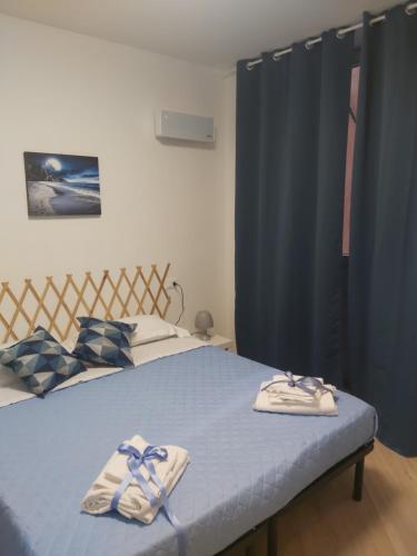 Un dormitorio con una cama con cortinas azules. en Casa Sauli, en Génova
