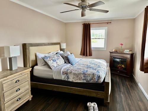 a bedroom with a bed and a ceiling fan at Blowing Rock Inn in Blowing Rock