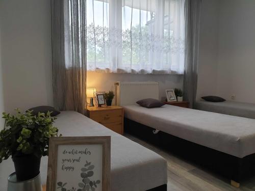 Een bed of bedden in een kamer bij Hostello - przytulne pokoje, mieszkanie rodzinne