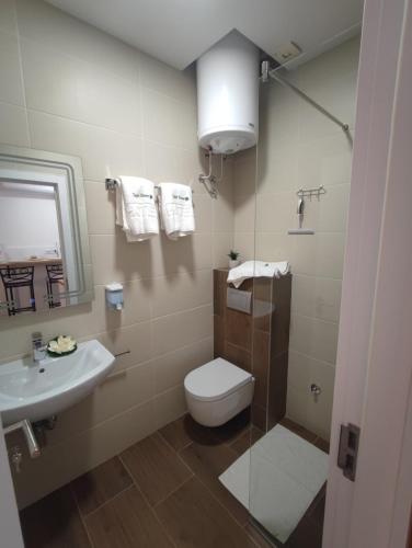 a bathroom with a toilet and a sink at Apartmani Happy House in Surčin