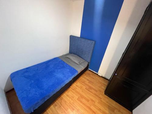 Piccola camera con letto blu e TV di Hostel Bogotá Niza Tu sitio a Bogotá